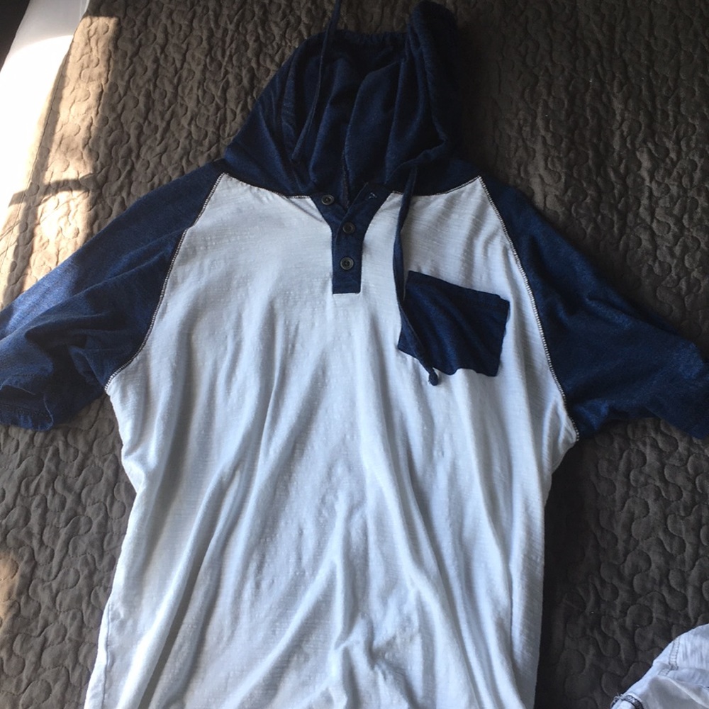 Short Sleeve T-Shirt Hoodie BROKEN THREADS Large